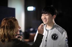 爱游戏体育app-JackeyLove意外战胜篮网，出色防守引爆全场！赢得满堂喝彩-爱游戏体育app